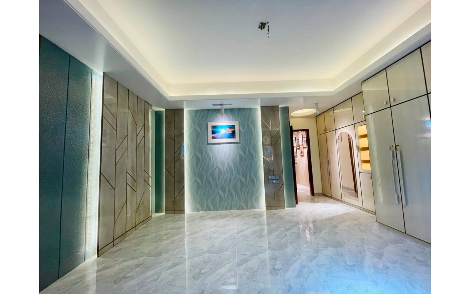 RESIDENCE INTERIOR — image 1
