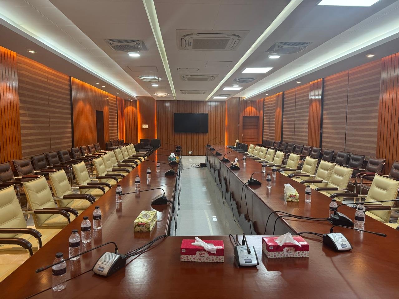 CONFERENCE ROOM — gallery image 4