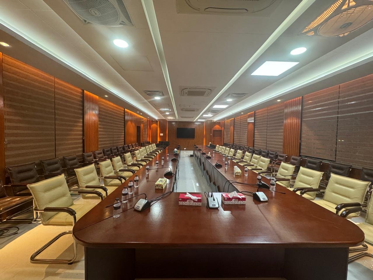 CONFERENCE ROOM — gallery image 8