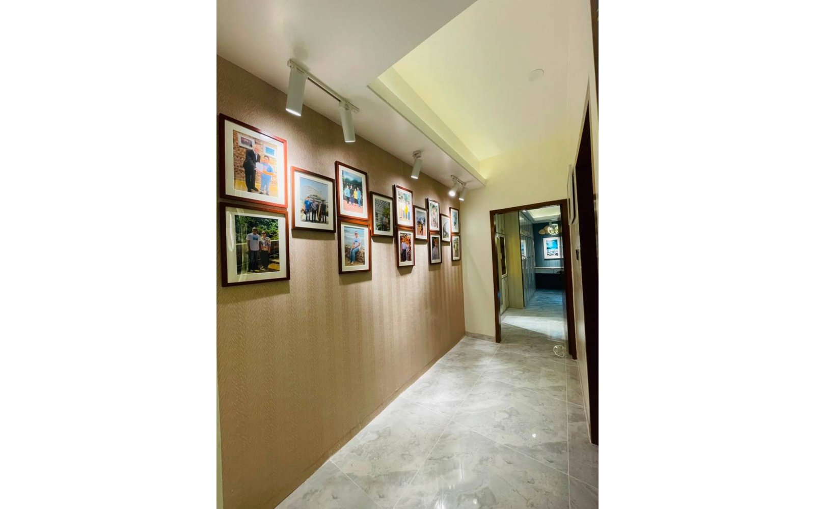 RESIDENCE INTERIOR — image 17