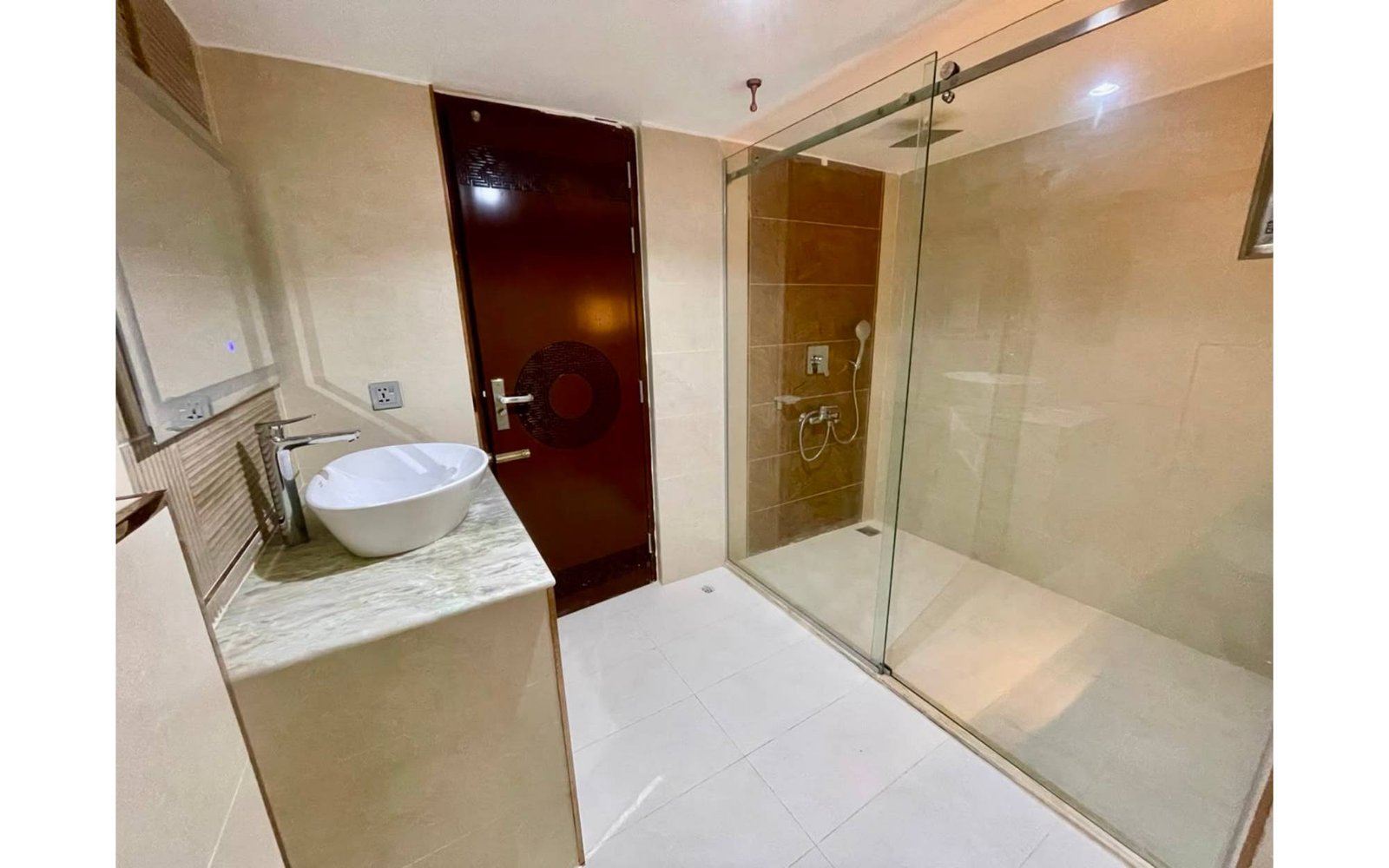 RESIDENCE INTERIOR — image 7