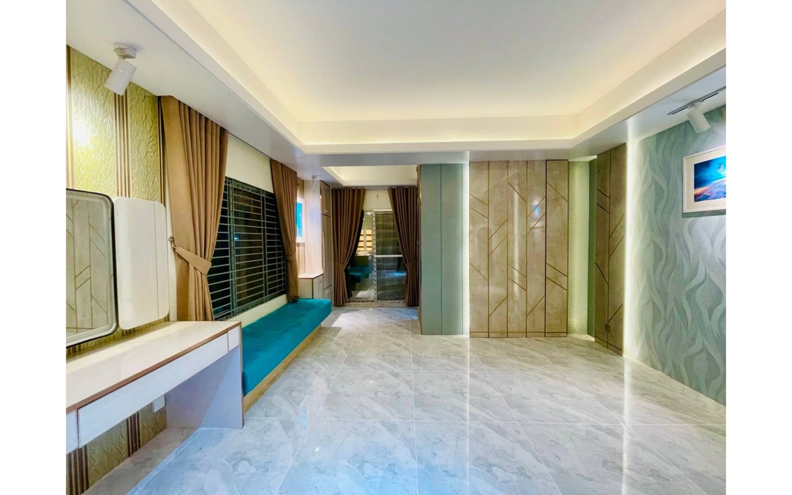 RESIDENCE  INTERIOR — gallery image 4
